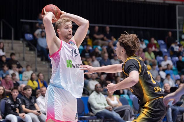 Frankfurt Skyliners - Siauliai Basketball, BKT EuroCup Till Pape (Skyliners, 19) gegen Erikas Venskus (BC Siauliai, 21). Spiel des BKT EuroCups zwischen den Frankfurt Skyliners und Siauliai Basketball am 6. Oktober 2026 in der Süwag Energie ARENA in Frankfurt am Main., Frankfurt am Main Hessen Deutschland Süwag Energie ARENA