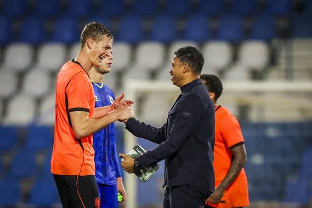 DOETINCHEM , 06-10-2026 , Stadion De Vijverberg , season 2026 2027 , EURO U21, U 21 Qualification football , match between Netherlands U21 and Bosnia and Herzegovina U21 , picture shows Netherlands player Dies Janse and Netherlands head coach Michael Reiziger Netherlands U21 - Bosnia and Herzegovina U21  x207982891x Copyright: