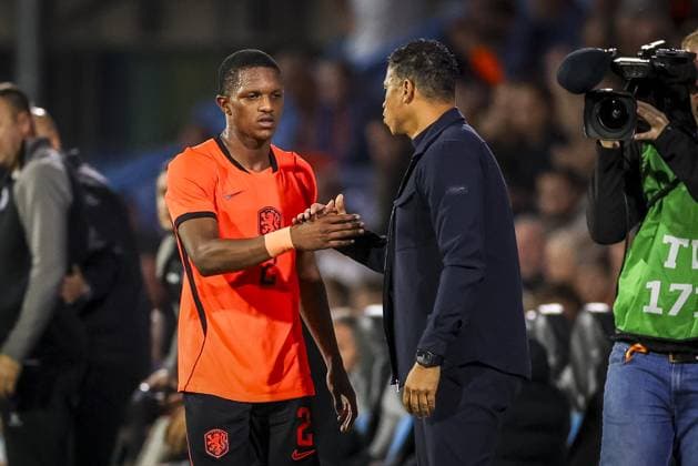 DOETINCHEM , 06-10-2026 , Stadion De Vijverberg , season 2026 2027 , EURO U21, U 21 Qualification football , match between Netherlands U21 and Bosnia and Herzegovina U21 , picture shows Netherlands player Givairo Read and Netherlands head coach Michael Reiziger Netherlands U21 - Bosnia and Herzegovina U21  x207982904x Copyright: