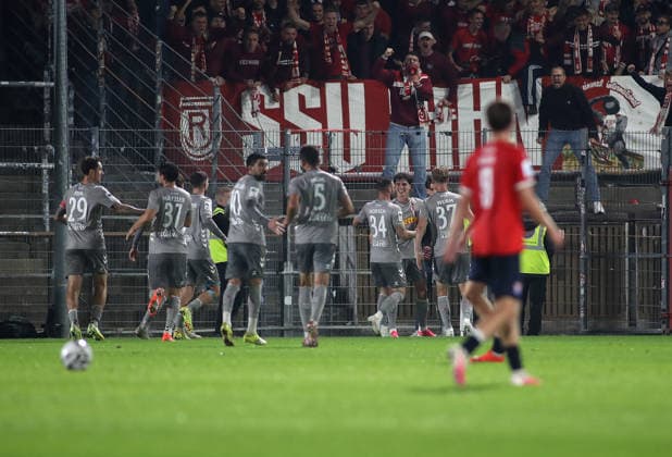 Fussball, Herren, Toto-Pokal, Viertelfinale, Saison 2026 2027, SpVgg Unterhaching - SSV Jahn Regensburg, Sportpark Unterhaching 0:1 durch Marco Wörner Woerner (SSV Jahn Regensburg) Tor, Jubel, Jubeltraube
