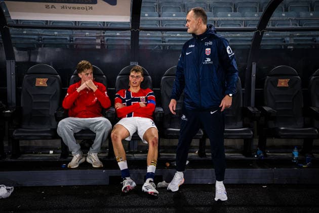 261006 Jens Hjerto-Dahl and head coach Jan Peder Jalland of Norway looks dejected after the UEFA European Under-21 Qualifier football match between Norway and Israel on October 6, 2026 in Stavanger. Photo: Marius Simensen BILDBYRAN COP 238 bbeng depp em kvalifisering football fotball fotboll israel norge norway soccer U21, U 21 UEFA EURO, EM, Europameisterschaft,Fussball under-21 qualifiers Copyright: MARIUSxSIMENSEN BB261006BB854
