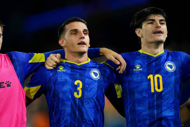 European Championship, EM, Europameisterschaft Qualifier: The Netherlands U21, U 21 v Bosnia and Herzegovina U21 Doetinchem - Filip Taraba of Bosnia and Herzegovina U21 thanks the Bosnia and Herzegovina U21 supporters with Muhamed Buljubasic of Bosnia and Herzegovina U21 during the eigth qualification round of the 2026 2027 European Championship Qualifier. The match is set between The Netherlands U21 and Bosnia and Herzegovina U21 at De Vijverberg on 6 October 2026 in Doetinchem, Netherlands. (Hero Images Yannick Verhoeven) Copyright: xYannickxVerhoevenx