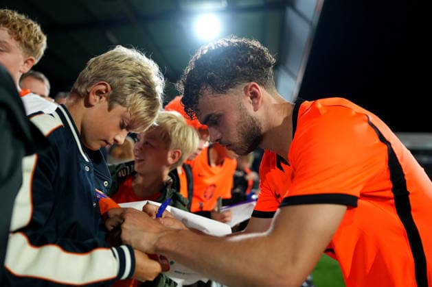 European Championship, EM, Europameisterschaft Qualifier: The Netherlands U21, U 21 v Bosnia and Herzegovina U21 Doetinchem - Aymen Sliti of The Netherlands U21 signing autographs during the eigth qualification round of the 2026 2027 European Championship Qualifier. The match is set between The Netherlands U21 and Bosnia and Herzegovina U21 at De Vijverberg on 6 October 2026 in Doetinchem, Netherlands. (Hero Images Yannick Verhoeven) Copyright: xYannickxVerhoevenx