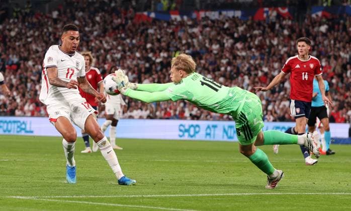 Czechia goalkeeper Lukas Hornicek is fouled by Morgan Rogers of England England v Czechia, UEFA Nations League, Football, Wembley Stadium, London, UK - 06 Oct 2026London Wembley Stadium United Kingdom  Copyright: xKieranxMcManus Shutterstockx 17188818r