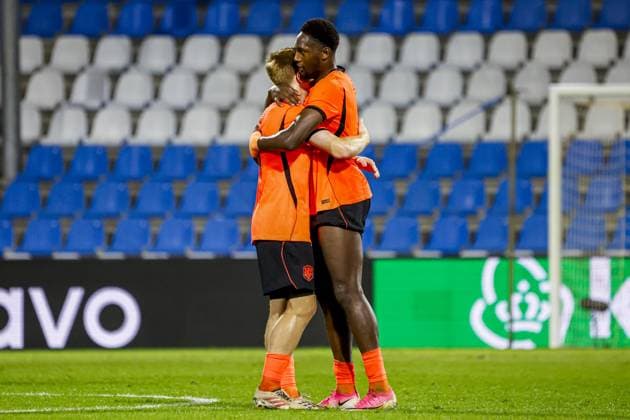 DOETINCHEM - Lequincio Zeefuik of the Netherlands U21, U 21 celebrates the victory with Devin Haen of the Netherlands U21 after the European Championship, EM, Europameisterschaft Qualifier (Under 21) match between the Netherlands U21 and Bosnia and Herzegovina U21 at Stadion de Vijverberg on 06 October 2026 in Doetinchem, the Netherlands. WART BRINKERHOF ANP Europees Kampioenschap (Onder 21) 2026 27 xVIxANPxSportx xMarcelxterxBalsxIVx 571699205 originalFilename: 571699205.jpg