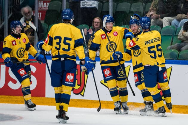 261006 Adam Tambellini and Enzo Corvi of Davos celebrates after 3-1 during the CHL game between Rögle and Davos on October 6, 2026 in Ängelholm. Photo: Niclas Jönsson BILDBYRAN COP 273 NO0449 ishockey Ice hockey, Eishockey chl champions hockey league rögle davos rögle bbeng jubel celebrates Copyright: NICLASxJÖNSSON BB261006NO058