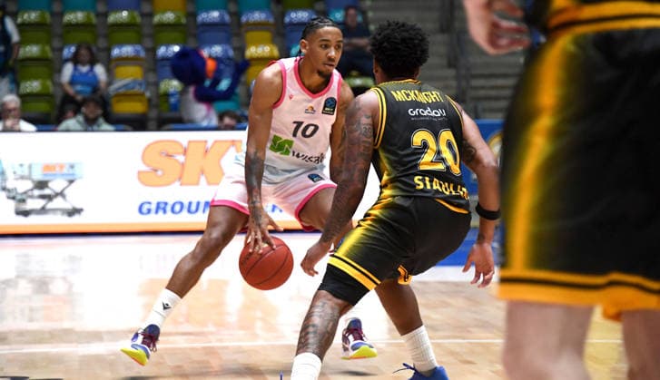 06.10.2026, xokbx, Basketball BKT Europe Cup , Skyliners Frankfurt - Siauliai Basketball v.l. Judah Mintz (Fraport Skyliners Frankfurt), sia10, Zweikampf, Duell, Dribbling Frankfurt