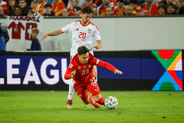 Fabian Rieder (Schweiz, 22) und Dimitar Mitrovski (Nordmazedonien, 20) im Zweikampf , Schweiz, UEFA , Nations League, Matchday 4, Schweiz vs. Nordmazedonien, 06.10.2026, Luzern Swissporarena Schweiz Copyright: xGrantxHubbsx