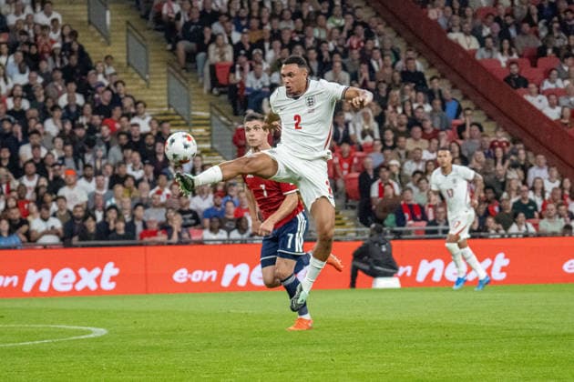 06.10.2026, xdaymx, Fussball Nations League, England - Tschechien. Trent Alexander-Arnold (England) mit einer spektakülären Ballannahme gegen Jiri Slama (Tschechien). London