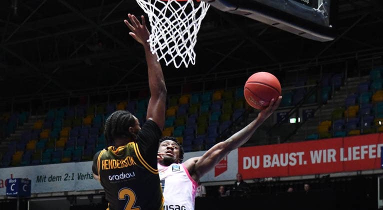 06.10.2026, xokbx, Basketball BKT Europe Cup , Skyliners Frankfurt - Siauliai Basketball v.l. Isaiah Swope (Fraport Skyliners Frankfurt), Cedric Henderson (Siauliai Basketball), Zweikampf, Duell, Wurf Frankfurt
