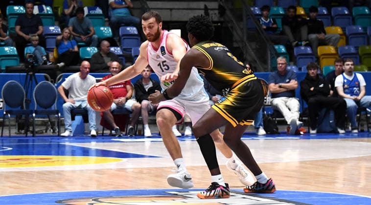 06.10.2026, xokbx, Basketball BKT Europe Cup , Skyliners Frankfurt - Siauliai Basketball v.l. Radii Caisin (Fraport Skyliners Frankfurt), Kassim Nicholson (Siauliai Basketball), Zweikampf, Duell Frankfurt