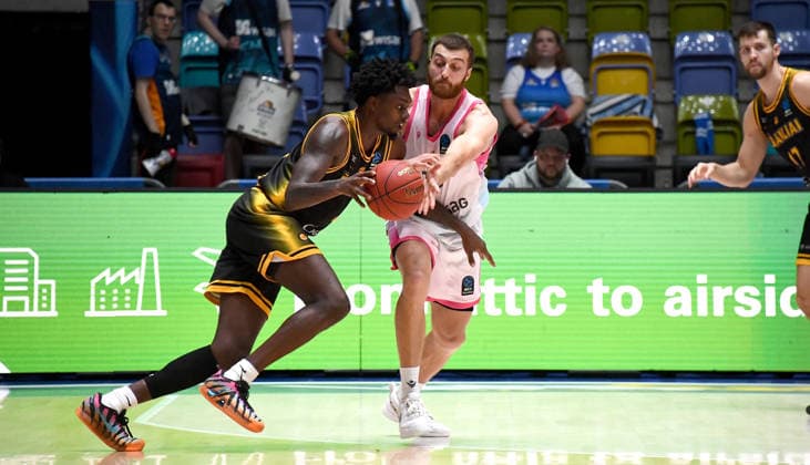 06.10.2026, xokbx, Basketball BKT Europe Cup , Skyliners Frankfurt - Siauliai Basketball v.l. Radii Caisin (Fraport Skyliners Frankfurt), Kassim Nicholson (Siauliai Basketball), Zweikampf, Duell Frankfurt