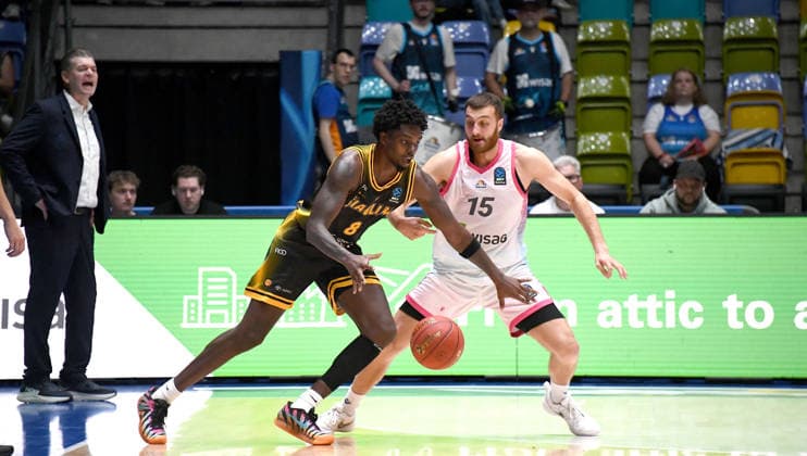 06.10.2026, xokbx, Basketball BKT Europe Cup , Skyliners Frankfurt - Siauliai Basketball v.l. Radii Caisin (Fraport Skyliners Frankfurt), Kassim Nicholson (Siauliai Basketball), Zweikampf, Duell Frankfurt