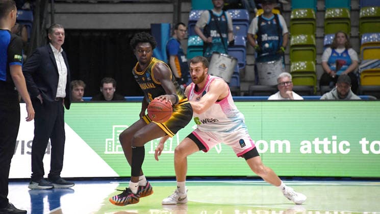 06.10.2026, xokbx, Basketball BKT Europe Cup , Skyliners Frankfurt - Siauliai Basketball v.l. Radii Caisin (Fraport Skyliners Frankfurt), Kassim Nicholson (Siauliai Basketball), Zweikampf, Duell Frankfurt