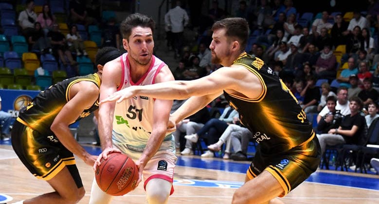 06.10.2026, xokbx, Basketball BKT Europe Cup , Skyliners Frankfurt - Siauliai Basketball v.l. Ryan Arcidiacono (Fraport Skyliners Frankfurt), Simas Jarumbauskas (Siauliai Basketball), Zweikampf, Duell Frankfurt