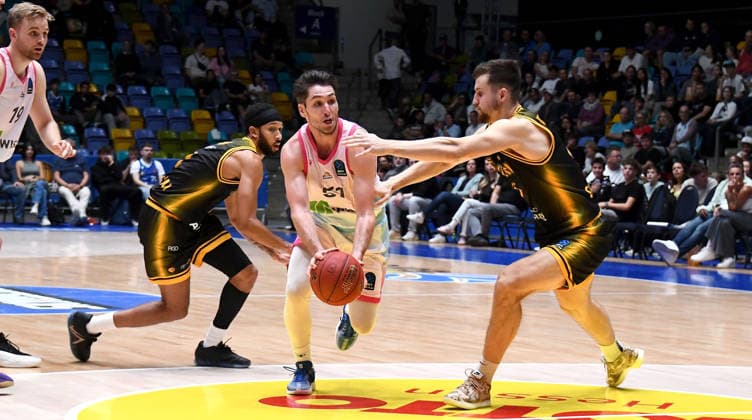 06.10.2026, xokbx, Basketball BKT Europe Cup , Skyliners Frankfurt - Siauliai Basketball v.l. Ryan Arcidiacono (Fraport Skyliners Frankfurt), Simas Jarumbauskas (Siauliai Basketball), Zweikampf, Duell Frankfurt