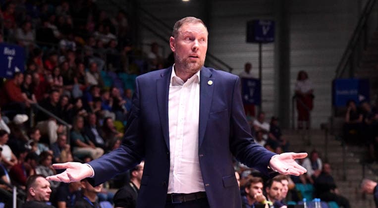 06.10.2026, xokbx, Basketball BKT Europe Cup , Skyliners Frankfurt - Siauliai Basketball v.l. Darius Songaila (Head Coach, Trainer, Siauliai Basketball), Mimik, Gestik, Emotion Frankfurt