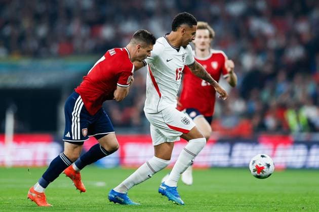 Morgan Rogers of England under pressure from Jiri Slama of Czechia England v Czechia, UEFA Nations League, Football, Wembley Stadium, London, UK - 06 Oct 2026London Wembley Stadium United Kingdom  Copyright: xMattxImpey Shutterstockx 17188908bp