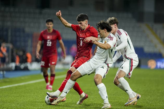 Turkiye v Hungary - UEFA EURO, EM, Europameisterschaft,Fussball Under-21 ISTANBUL, TURKIYE - OCTOBER 6: Baran Ali Gezek (8) of Turkiye competes against Andor Lapu (front) of Hungary during the UEFA European Under-21 Championship qualifiers Group H match between Turkiye and Hungary at Basaksehir Fatih Terim Stadium in Istanbul, Turkiye, on October 6, 2026. Arife Karakum Anadolu Istanbul Turkey. Editorial use only. Please get in touch for any other usage.  Copyright: x2026xAnadoluxArifexKarakumx