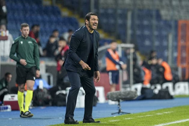 Turkiye v Hungary - UEFA EURO, EM, Europameisterschaft,Fussball Under-21 ISTANBUL, TURKIYE - OCTOBER 6: Turkiye U21, U 21 head coach Egemen Korkmaz gives tactical instructions to his players during the UEFA European Under-21 Championship qualifiers Group H match between Turkiye and Hungary at Basaksehir Fatih Terim Stadium in Istanbul, Turkiye, on October 6, 2026. Arife Karakum Anadolu Istanbul Turkey. Editorial use only. Please get in touch for any other usage.  Copyright: x2026xAnadoluxArifexKarakumx