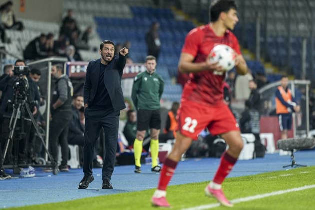 Turkiye v Hungary - UEFA EURO, EM, Europameisterschaft,Fussball Under-21 ISTANBUL, TURKIYE - OCTOBER 6: Turkiye U21, U 21 head coach Egemen Korkmaz gives tactical instructions to his players during the UEFA European Under-21 Championship qualifiers Group H match between Turkiye and Hungary at Basaksehir Fatih Terim Stadium in Istanbul, Turkiye, on October 6, 2026. Arife Karakum Anadolu Istanbul Turkey. Editorial use only. Please get in touch for any other usage.  Copyright: x2026xAnadoluxArifexKarakumx