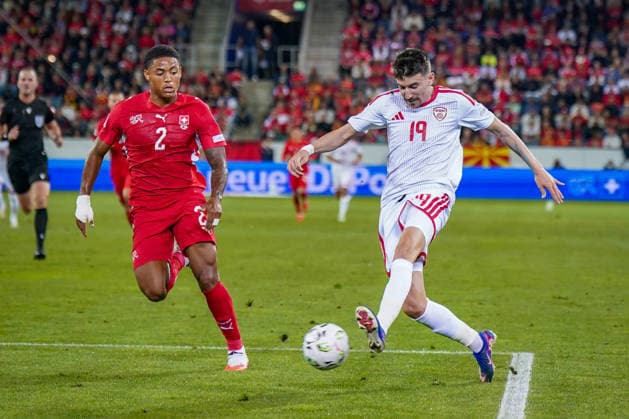 Fussball UEFA Nations League 2026 - 2027, 4. Spieltag - Schweiz vs Nordmazedonien - Thermoplan Arena (Luzern): Ljupche Doriev (Nordmazedonien, 19) Sascha Britschgi (Schweiz, 2) Copyright: xJOERANxSTEINSIEKx
