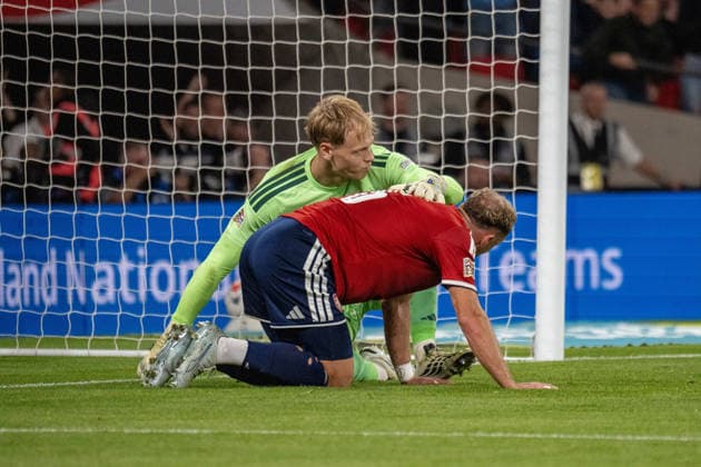 06.10.2026, xdaymx, Fussball Nations League, England - Tschechien. vl. Lukas Hornicek (Tschechien) geschlagen vom eigenen Gegenspieler Vladimir Coufal (Tschechien), der ein Eigentor erzielt. London