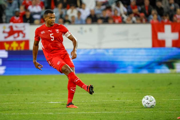 Manuel Akanji (Schweiz, 05) am Ball, mit einem Pass , Schweiz, UEFA , Nations League, Matchday 4, Schweiz vs. Nordmazedonien, 06.10.2026, Luzern Swissporarena Schweiz Copyright: xGrantxHubbsx