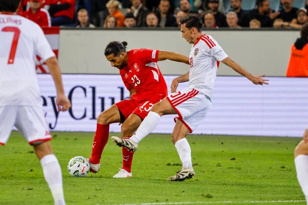 Ricardo Rodriguez (Schweiz, 13) und Enis Bardhi (Nordmazedonien, 10) im Kampf um den Ball , Schweiz, UEFA , Nations League, Matchday 4, Schweiz vs. Nordmazedonien, 06.10.2026, Luzern Swissporarena Schweiz Copyright: xGrantxHubbsx