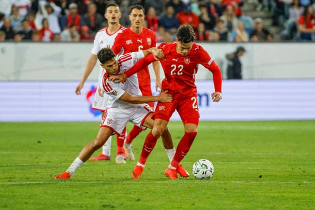 Agon Elezi (Nordmazedonien, 15) und Fabian Rieder (Schweiz, 22) im Zweikampf , Schweiz, UEFA , Nations League, Matchday 4, Schweiz vs. Nordmazedonien, 06.10.2026, Luzern Swissporarena Schweiz Copyright: xGrantxHubbsx