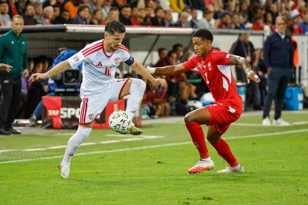 Enis Bardhi (Nordmazedonien, 10) und Sascha Britschgi (Schweiz, 2) im Zweikampf , Schweiz, UEFA , Nations League, Matchday 4, Schweiz vs. Nordmazedonien, 06.10.2026, Luzern Swissporarena Schweiz Copyright: xGrantxHubbsx