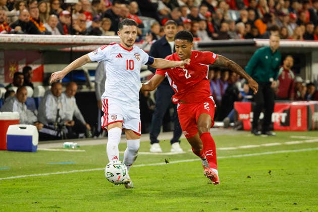 Enis Bardhi (Nordmazedonien, 10) und Sascha Britschgi (Schweiz, 2) im Zweikampf , Schweiz, UEFA , Nations League, Matchday 4, Schweiz vs. Nordmazedonien, 06.10.2026, Luzern Swissporarena Schweiz Copyright: xGrantxHubbsx