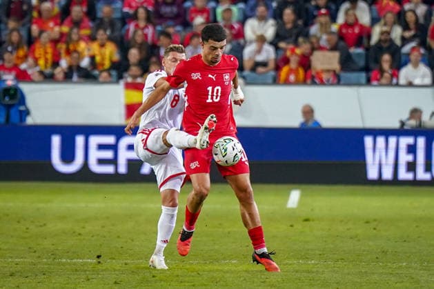 Fussball UEFA Nations League 2026 - 2027, 4. Spieltag - Schweiz vs Nordmazedonien - Thermoplan Arena (Luzern): Zeki Amdouni (Schweiz, 10) Ezgjan Alioski (Nordmazedonien, 8) Copyright: xJOERANxSTEINSIEKx