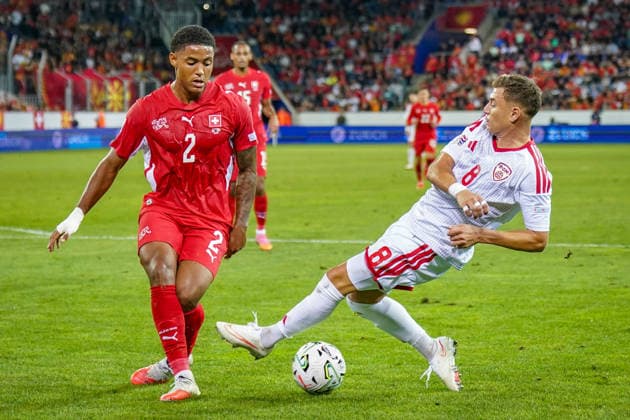 Fussball UEFA Nations League 2026 - 2027, 4. Spieltag - Schweiz vs Nordmazedonien - Thermoplan Arena (Luzern): Sascha Britschgi (Schweiz, 2) Ezgjan Alioski (Nordmazedonien, 8) Copyright: xJOERANxSTEINSIEKx
