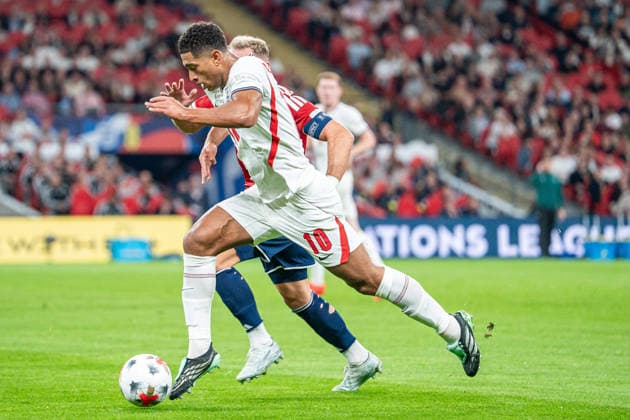 06.10.2026, xdaymx, Fussball Nations League, England - Tschechien. Jude Bellingham (England) im Zweikampf mit Vladimir Coufal (Tschechien) London