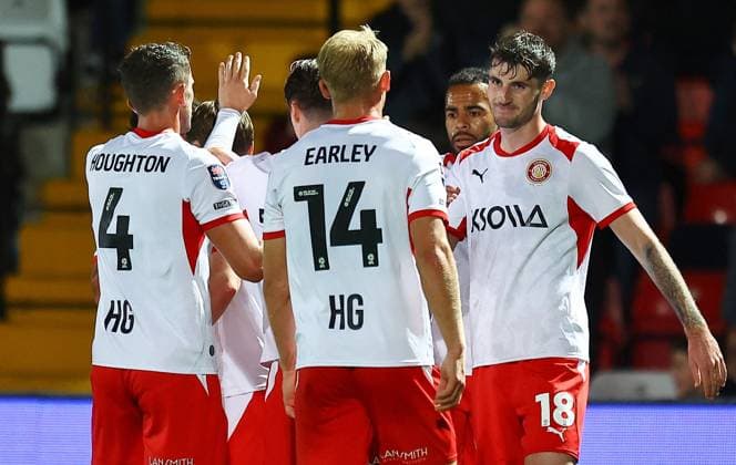 Oliver Sanderson of Stevenage celebrates scoring their sides second goal with team-mates Stevenage v Leicester City, EFL Jersey Mike s Trophy, Football, Lamex Stadium, Stevenage, UK - 06 Oct 2026Stevenage Lamex Stadium United Kingdom  Copyright: xMichaelxZemanek Shutterstockx 17188813au