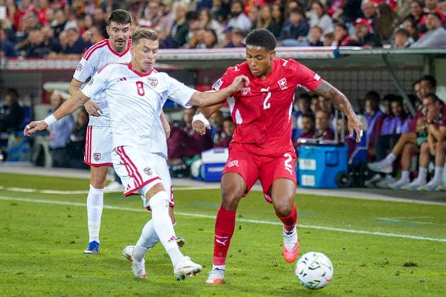 Fussball UEFA Nations League 2026 - 2027, 4. Spieltag - Schweiz vs Nordmazedonien - Thermoplan Arena (Luzern): Sascha Britschgi (Schweiz, 2) Ezgjan Alioski (Nordmazedonien, 8) Copyright: xJOERANxSTEINSIEKx