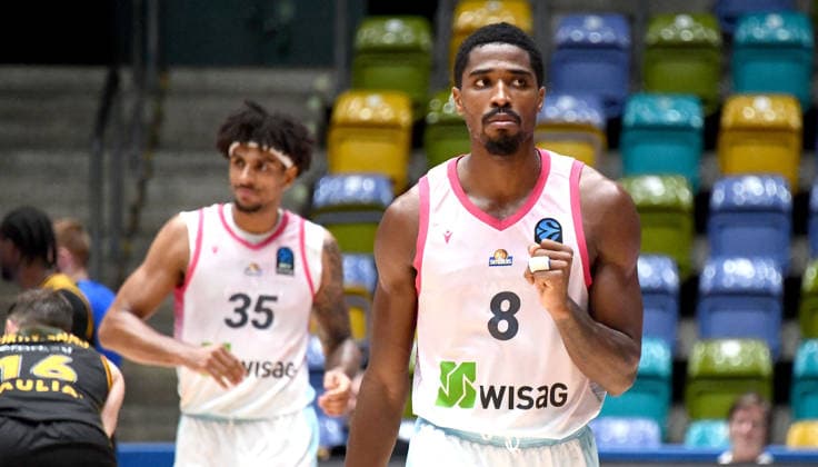 06.10.2026, xokbx, Basketball BKT Europe Cup , Skyliners Frankfurt - Siauliai Basketball v.l. Roman Bedime (Fraport Skyliners Frankfurt), William Christmas (Fraport Skyliners Frankfurt), Mimik, Gestik, Emotion, feiern den Sieg Frankfurt
