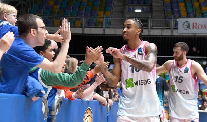06.10.2026, xokbx, Basketball BKT Europe Cup , Skyliners Frankfurt - Siauliai Basketball v.l. Judah Mintz (Fraport Skyliners Frankfurt), Radii Caisin (Fraport Skyliners Frankfurt), Mimik, Gestik, Emotion, Feiern, bejubeln den Sieg mit den Fans Frankfurt