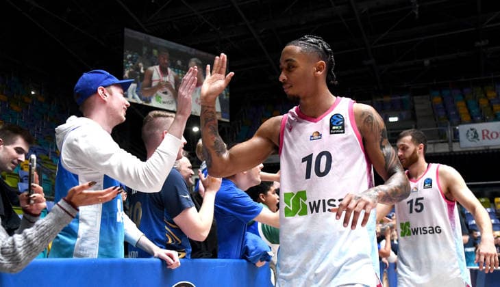 06.10.2026, xokbx, Basketball BKT Europe Cup , Skyliners Frankfurt - Siauliai Basketball v.l. Judah Mintz (Fraport Skyliners Frankfurt), Radii Caisin (Fraport Skyliners Frankfurt), Mimik, Gestik, Emotion, Feiern, bejubeln den Sieg mit den Fans Frankfurt