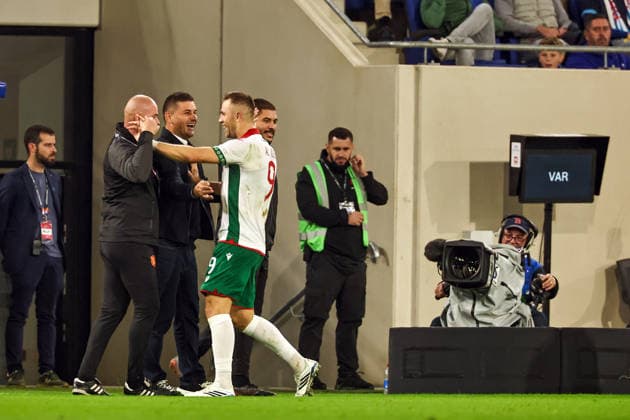 06.10.2026, LUX, Fussball, Herren, Nations League, 4. Spieltag, Luxemburg vs. Bulgarien Cheftrainer Atanas Ribarski (Bulgarien) jubelt mit Torschütze Atanas Iliev (Bulgarien, 09) über den 2:0-Führungstreffer für Bulgarien Luxembourg Stade de Luxembourg Gasperich Luxembourg Copyright: xNordphoto Schwarzx