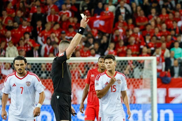 Agon Elezi (Nordmazedonien, 15) bekommt die gelbe Karte von Schiedsrichter Edgars Malcevs (LVA) , Schweiz, UEFA , Nations League, Matchday 4, Schweiz vs. Nordmazedonien, 06.10.2026, Luzern Swissporarena Schweiz Copyright: xGrantxHubbsx