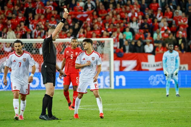 Agon Elezi (Nordmazedonien, 15) bekommt die gelbe Karte von Schiedsrichter Edgars Malcevs (LVA) , Schweiz, UEFA , Nations League, Matchday 4, Schweiz vs. Nordmazedonien, 06.10.2026, Luzern Swissporarena Schweiz Copyright: xGrantxHubbsx