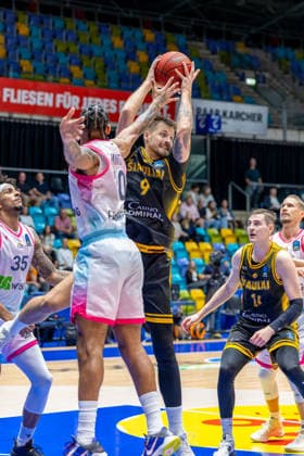 FRANKFURT AM MAIN, GERMANY - OCTOBER 6: Martynas Pacevicius (BC Siauliai, 9) with ball against Judah Mintz (Skyliners Frankfurt, 10) during the BKT EuroCup 2026 27, match between Frankfurt Skyliners vs. BC Siauliai at Suewag Energie Arena on October 6, 2026 in Frankfurt am Main, Germany. Hessen Germany Copyright: xBEAUTIFULxSPORTS Freudensteinx