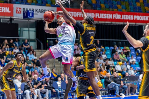 FRANKFURT AM MAIN, GERMANY - OCTOBER 6: Judah Mintz (Skyliners Frankfurt, 10) with ball against Cedric Henderson (BC Siauliai, 2) during the BKT EuroCup 2026 27, match between Frankfurt Skyliners vs. BC Siauliai at Suewag Energie Arena on October 6, 2026 in Frankfurt am Main, Germany. Hessen Germany Copyright: xBEAUTIFULxSPORTS Freudensteinx