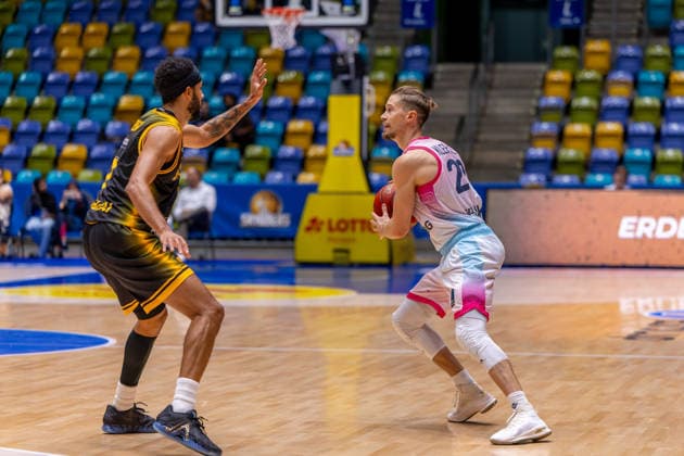 FRANKFURT AM MAIN, GERMANY - OCTOBER 6: Thomas Klepeisz (Skyliners Frankfurt, 22) with ball during the BKT EuroCup 2026 27, match between Frankfurt Skyliners vs. BC Siauliai at Suewag Energie Arena on October 6, 2026 in Frankfurt am Main, Germany. Hessen Germany Copyright: xBEAUTIFULxSPORTS Freudensteinx