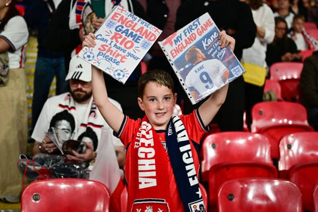 England v Czechia, UEFA Nations League A young England fan holds a banner for the team during the UEFA Nations League match between England and Czechia at Wembley Stadium, London, UK on 6 October 2026. London Wembley Stadium Greater London UK Editorial use only , Copyright: xDennisxGoodwinx PSI-24957-0041