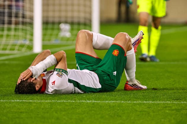 06.10.2026, LUX, Fussball, Herren, Nations League, 4. Spieltag, Luxemburg vs. Bulgarien Stefan Velkov (Bulgarien, 13) bleibt nach einem Zweikampf mit Händen vor den Augen auf dem Boden liegen Luxembourg Stade de Luxembourg Gasperich Luxembourg Copyright: xNordphoto Schwarzx