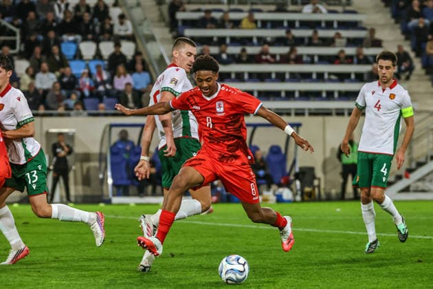 06.10.2026, LUX, Fussball, Herren, Nations League, 4. Spieltag, Luxemburg vs. Bulgarien Enzo dos Santos (Luxemburg, 08) im Zweikampf mit Andrian Kraev (Bulgarien, 08) Luxembourg Stade de Luxembourg Gasperich Luxembourg Copyright: xNordphoto Schwarzx