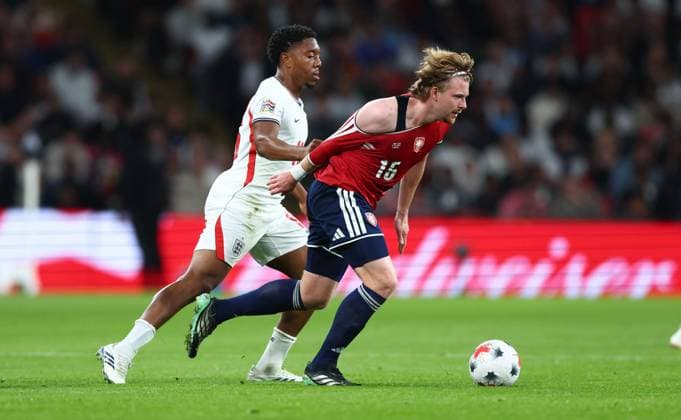 Myles Lewis-Skelly of England pulls the shirt of Pavel Sulc of Czechia England v Czechia, UEFA Nations League, Football, Wembley Stadium, London, UK - 06 Oct 2026London Wembley Stadium United Kingdom  Copyright: xKieranxMcManus Shutterstockx 17188818an